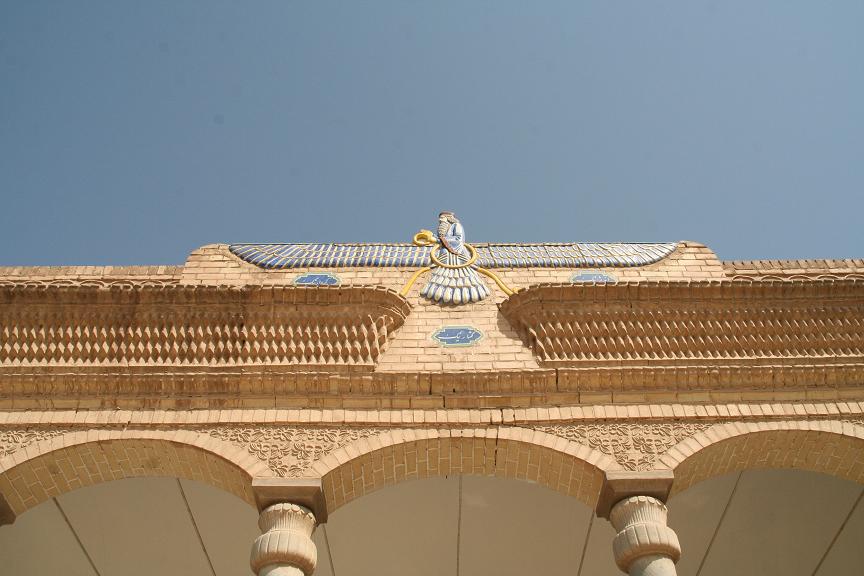 [Yazd+Iran+Vultur+Zoroastrian+Roncea+1.JPG]