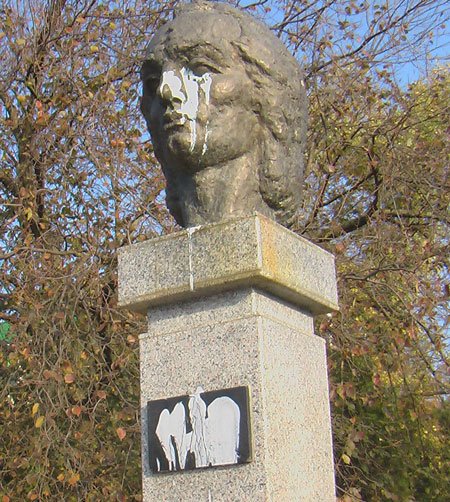 [eminescu+profanat+la+cimislia+moldova.jpg]