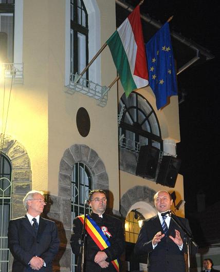 [basescu+solyom+sub+steagul+ungariei.jpg]