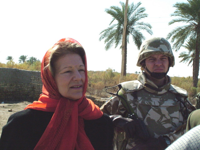 [Emma_Nicholson_alaturi_de_militarii_romani.jpg]