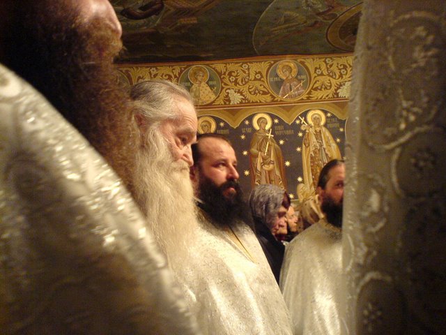[Parintele+Justin+Parvu+Petru+Voda+Slujba.jpg]