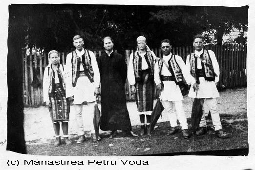 [Parintele+Iustin+Parvu+tanar.jpg]