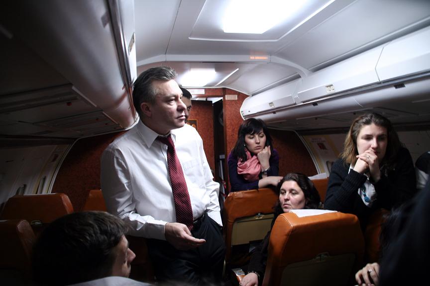[Cristi+Diaconescu+in+avion+Rusia-Romania+foto+Roncea.jpg]
