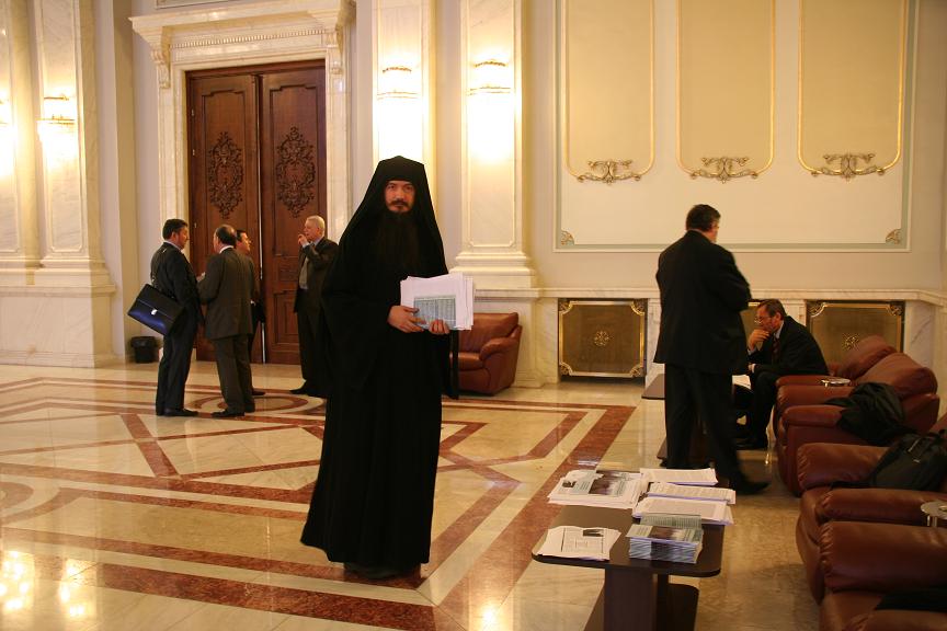 [Parintele+Filotheu+la+Senat.jpg]