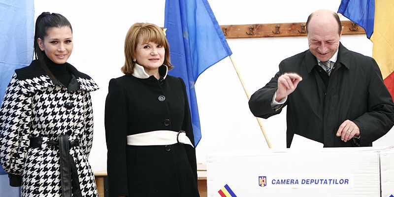 [Elena,+Maria+si+Traian+Basescu.jpg]