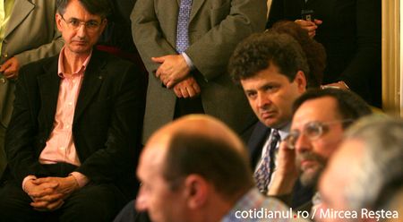 [basescu+intelectualii+lui+peste+prajit+gds+pcr.jpg]