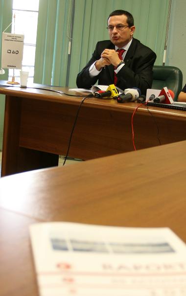 [Csaba+Ferenc+Asztalos+cncd.jpg]