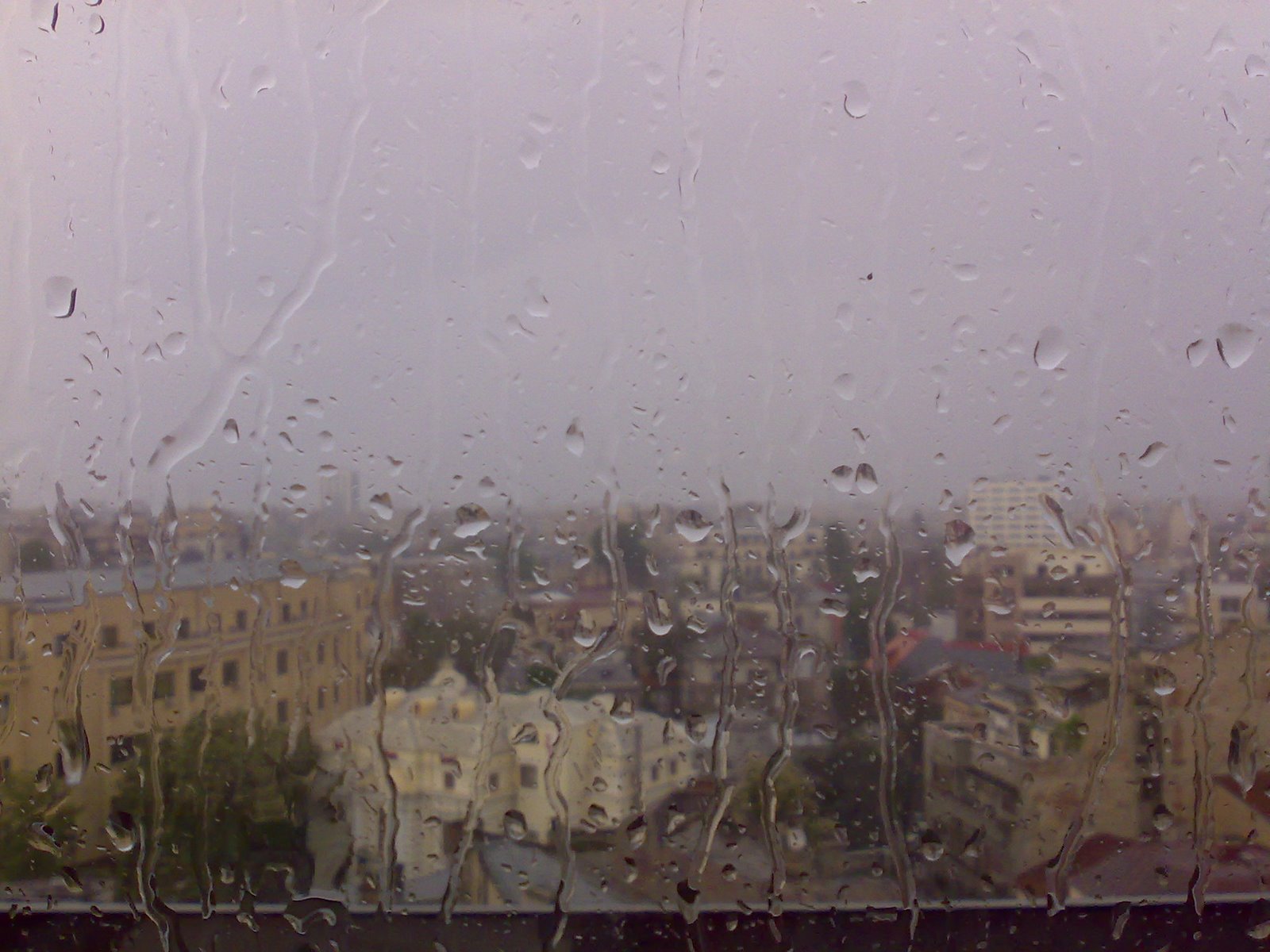 [Ploaie+de+1+Mai+de+la+Dumnezeu.jpg]