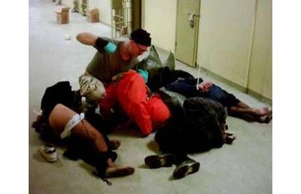 [Guard-punching-ira_abu+ghraib.jpg]