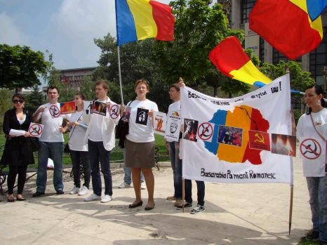 [Basarabia+pamant+romanesc+in+Piata+Universitatii.bmp]
