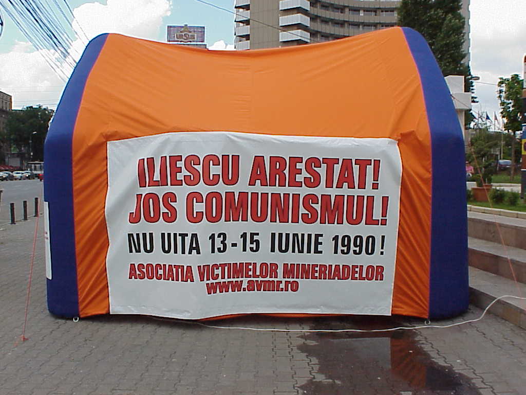 [Iliescu+Arestat+Mineriada.JPG]