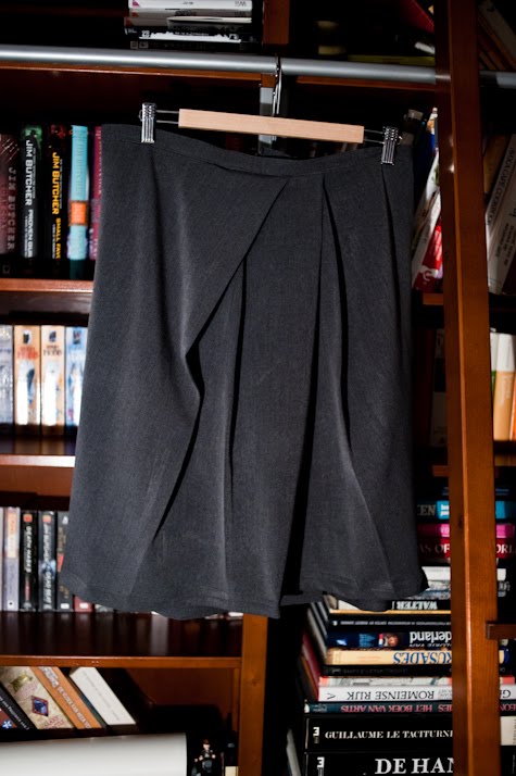 QuirkyPrettyCute: The pleat/pencil skirt