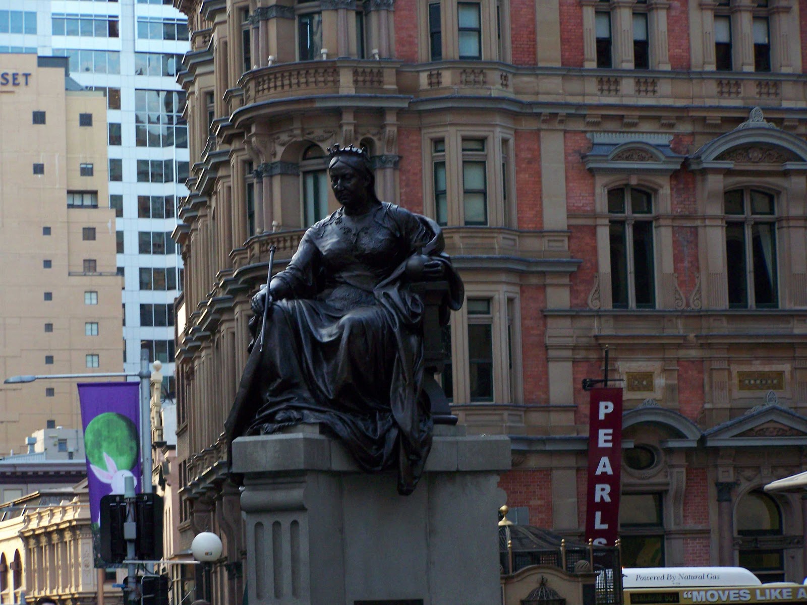 OZ and USA Statues of kings and queens