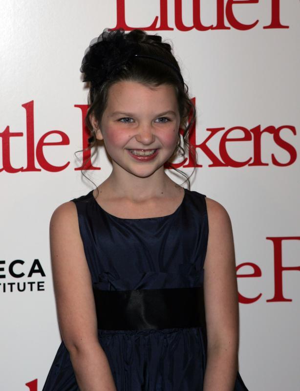 Cute Hot and Beautiful Babes Daisy Tahan in Meet the Parents Little