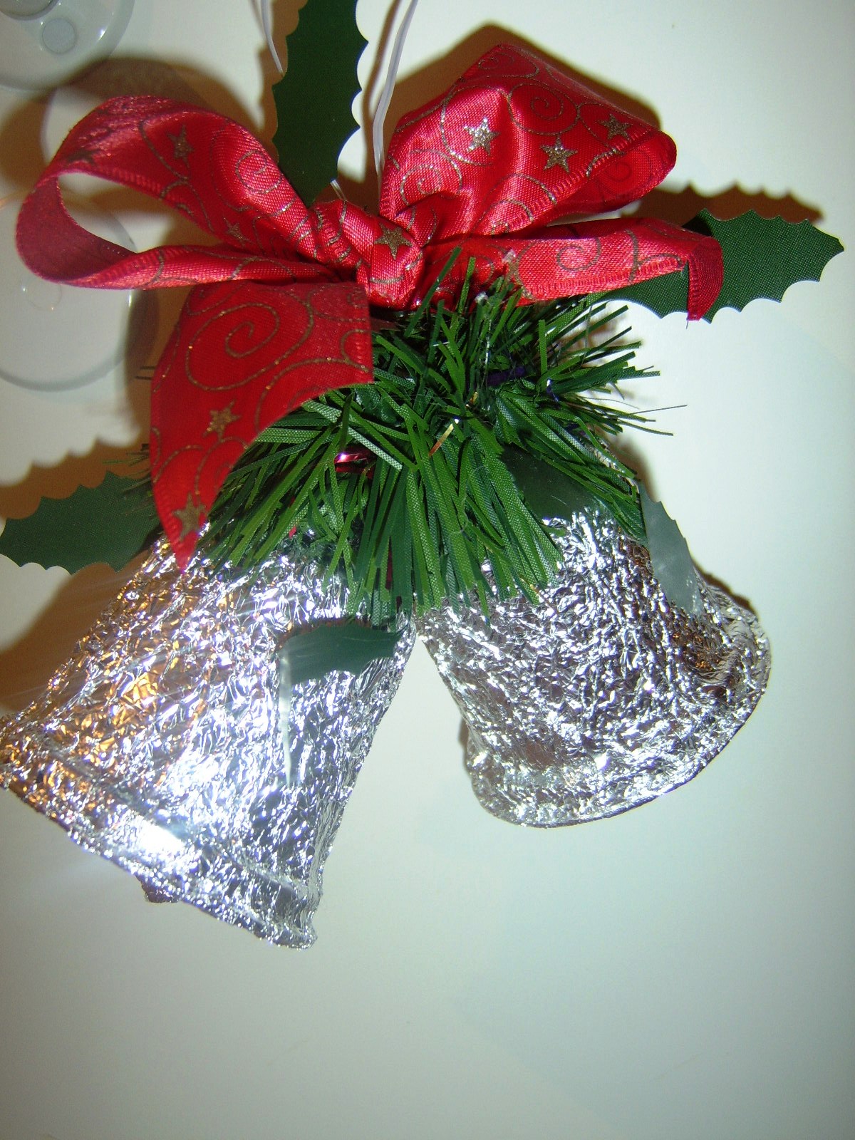 мастер класс новогодний колокольчик. как сделать колокольчик. колокольчикмвоими руками. колокольчик из бутылки на елку. колокольчик из подручных материалов на новый год.