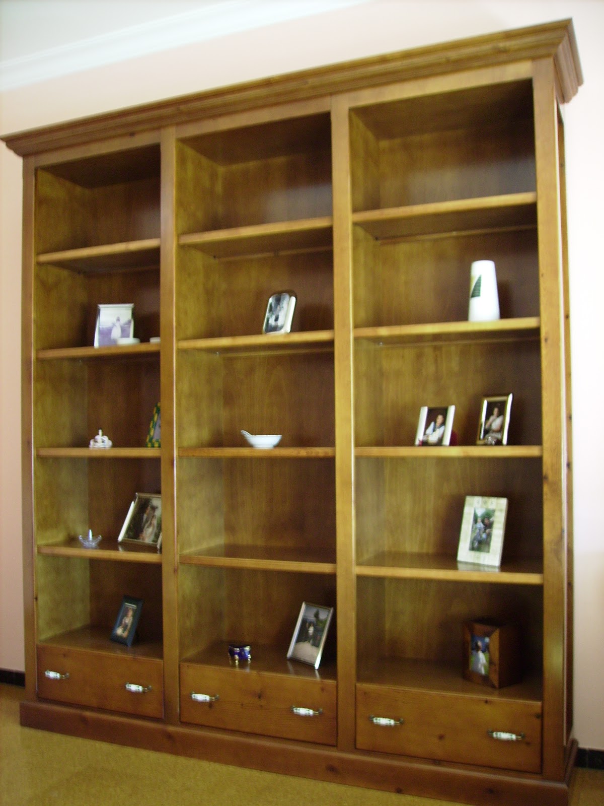 .: Librería de madera maciza.