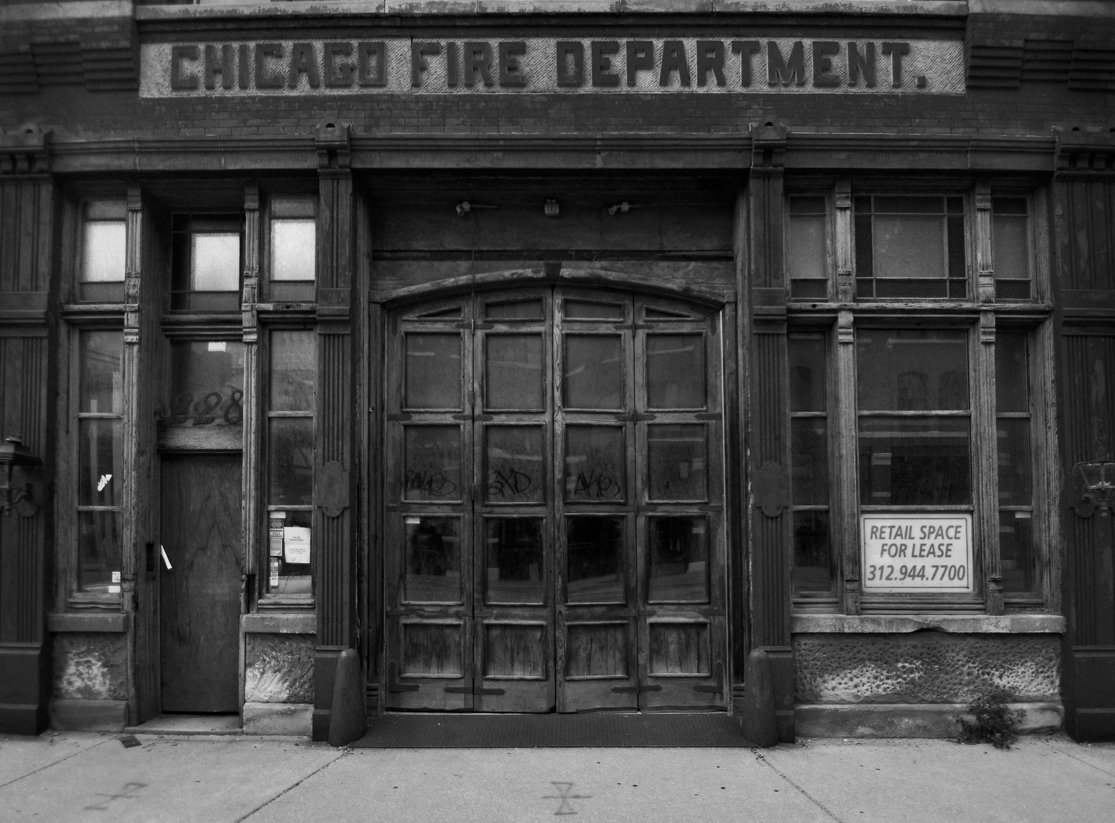 BLACK AND WHITE CHICAGO FIRE DEPARTMENT