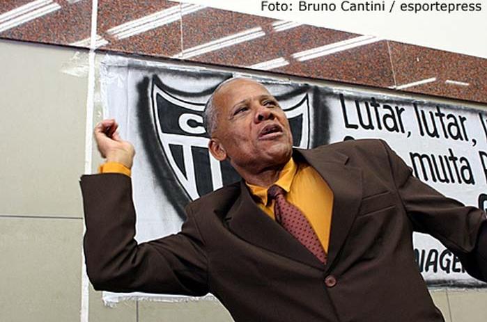 [dadá+com+escudão.JPG]