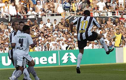 [éder+subindo+pro+gol.jpg]