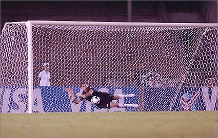 [juniho+penalti+defesa.jpg]