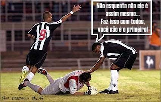 MIRANDO O URUBU, DE OLHO NO PORCO consolo - MIRANDO O URUBU, DE OLHO NO PORCO