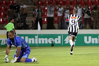 tardelli+fuzila+goleiro - Atl&eacute;tico 3x2 Atl&eacute;tico GO