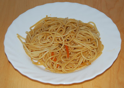 Spaghetti con salsa de soja y verduras