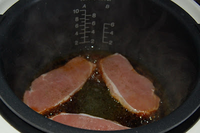 Se fríe la carne con aceite y salsa de soja