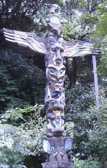 [totem-lions.jpg]