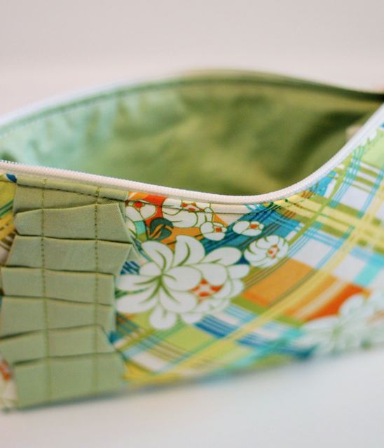 [Ruffle-Pouch-Plaid-Green-Inside.jpg]