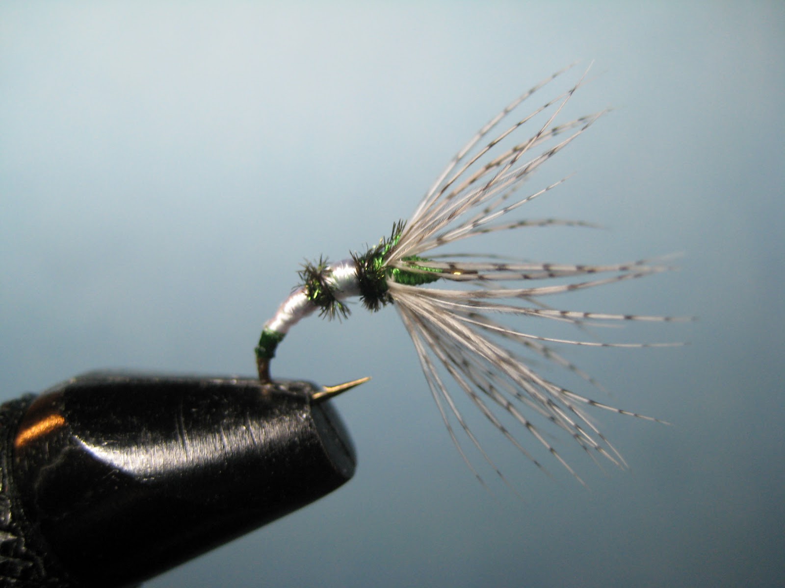 мушки амбар. мушка река. муха шитик на хариуса. мушка ручейник черная речка. сухая мушка комарик.