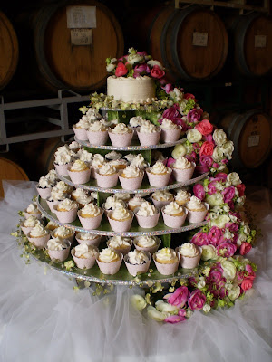  Baby Love 39s Cupcakes sent me this beautiful photo of a wedding cupcake 