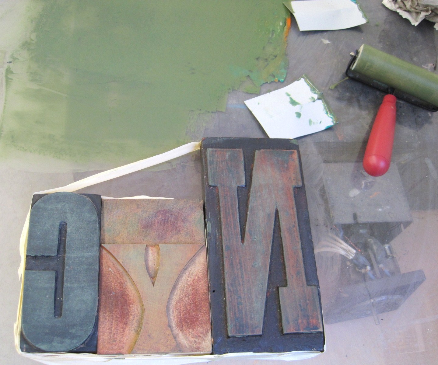 jikits a knife, a fork, a bottle and a cork