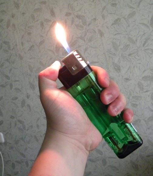 Можно ли отправлять зажигалки. Ребенок с зажигалкой. Зажигалка горит. Можно ли отправлять зажигалки. Заправить зажигалку газом.