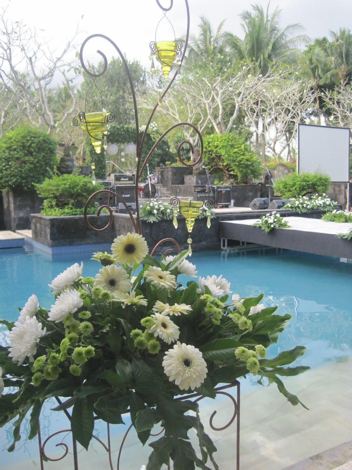 Alamanda Puspita Pesta pernikahan  outdoor  Pool site 