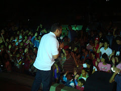 El Pastor predicando a màs 700 jovenes