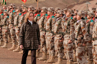 Chacón felicita las fiestas navideñas a las tropas desplegadas en Afganistán.