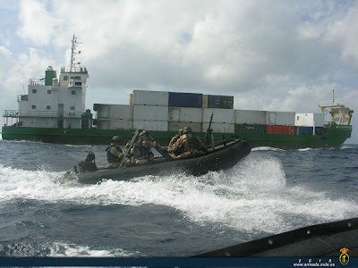 El Patrullero de la Armada “Infanta Cristina” escolta un barco de la Misión de la Unión Africana en Somalia.