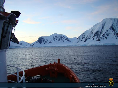 El buque de la Armada `Las Palmas´ cruza el Círculo Polar Antártico.