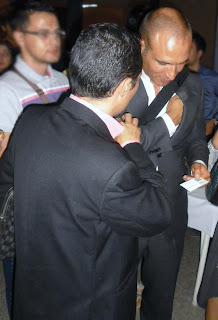 Foto de José Luis Suárez entregando su tarjeta de Corex a Bernardo Hernández