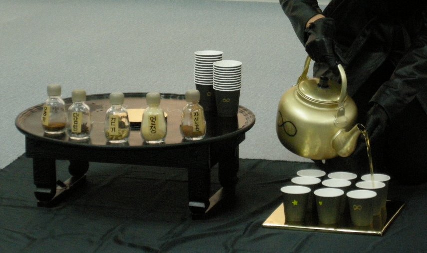 [pour-tea-2-closeup.JPG]