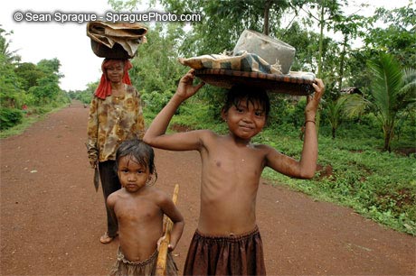[km05-86+Children+-+General+Cambodia+Woman+and+children+walking+along+country+road+Kampong+Cham.jpg]