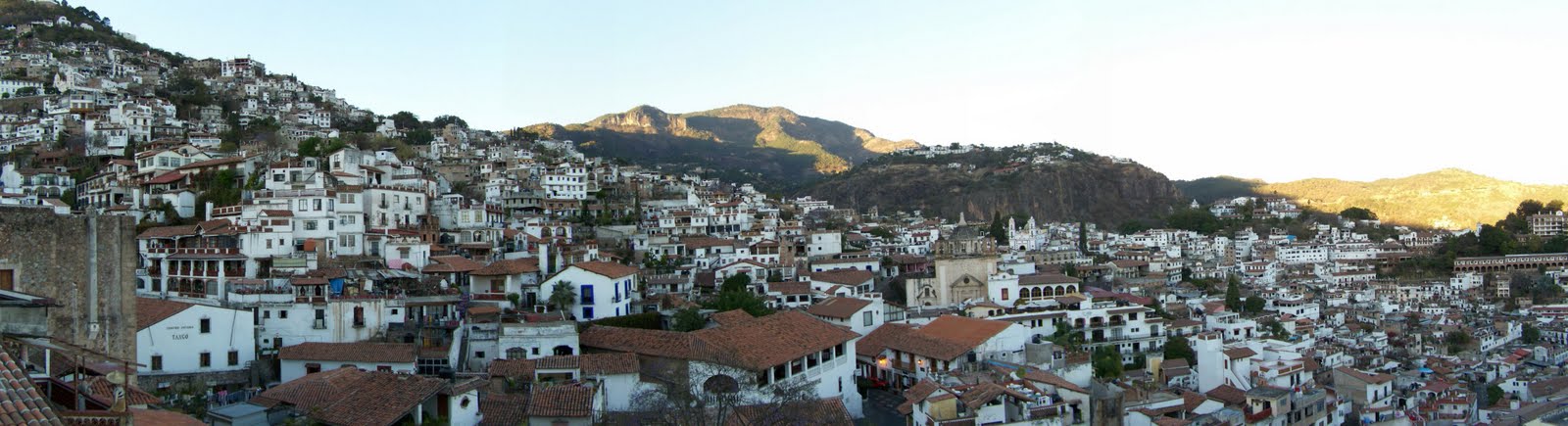 Un lugar de expresión para el café de la tarde: Casas blancas, techos rojos