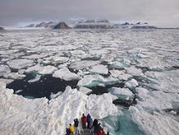 Es di Kutub Utara dan Selatan Mencair
