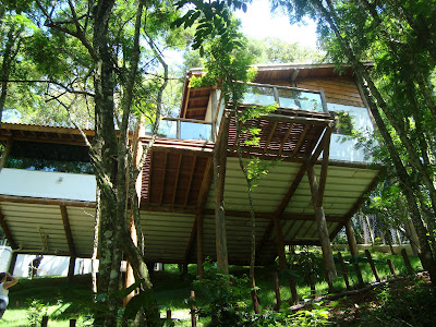 Residências sustentáveis, estruturadas com toras de eucalipto de manejo florestal