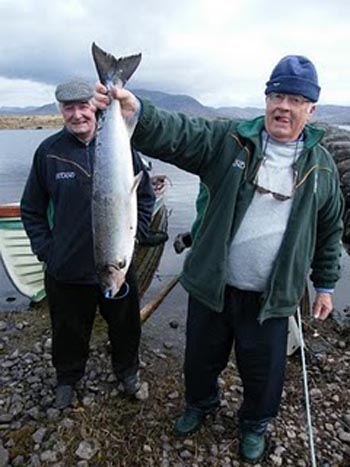 Dan Sugrue avec son 1 saumon de la semaine en compagnie de Brod O'Sullivan, son ghillie