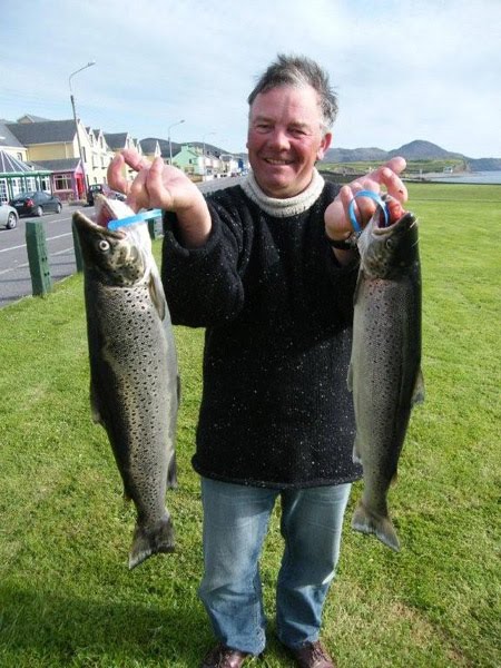 Dave Ecclestone avec son beau double (truite de mer frolant les 6lbs et une 4lbs) ce 12 mai
