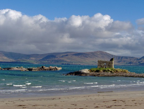 D'Plage vun Ballinskellig mam Mc Carthy Castle, einfach grouss'arteg