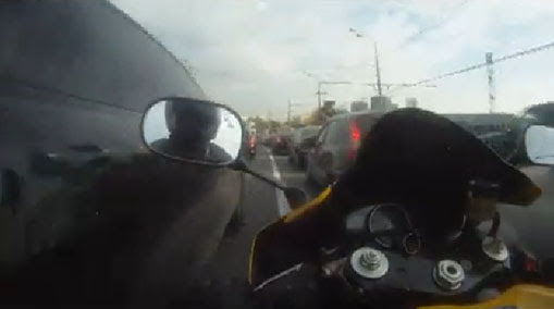 Video : モスクワの激走ライダーのバイクに同乗し、スリルを味わってください…！！