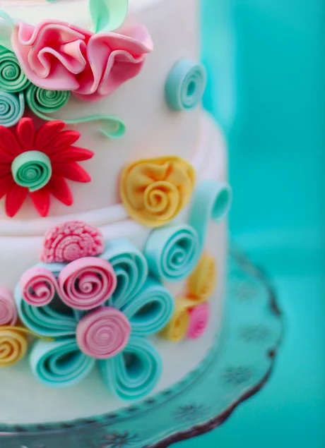 quilled icing flowers on layer cake